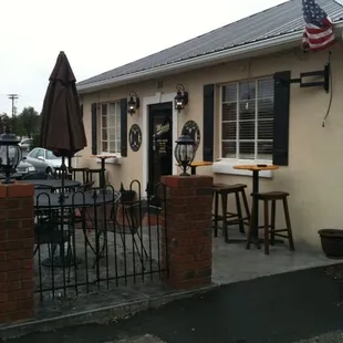 the outside of the restaurant