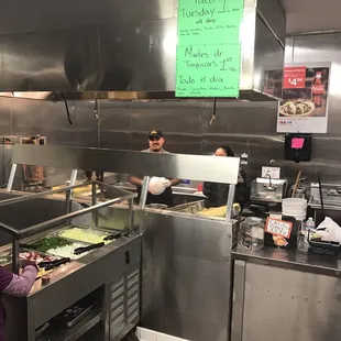 Viernes sábado domingo están  abiertos hasta las 12 de la noche