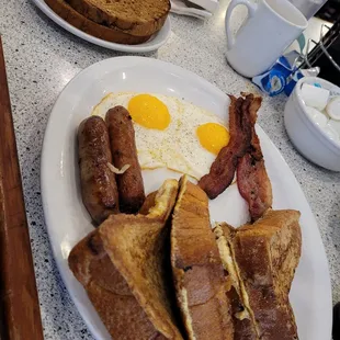 a plate of breakfast food