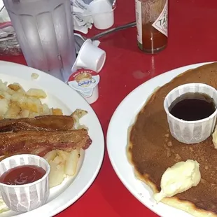 Two eggs, potatoes, 1 pancake and 1 meat &quot;bacon&quot;.