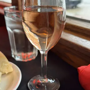 Rose&apos; pour