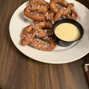 Cheese pretzels with honey mustard dip