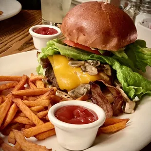 Burger with all the toppings. *chefs kiss* 10/10 recommend.