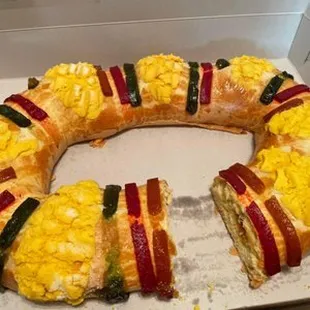 Empezando este sábado, domingo y lunes, estaremos vendiendo Roscas de Reyes.
Con rrerelno de Dulce De Leche y Guayaba.