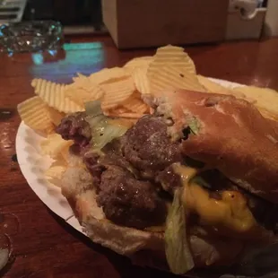 Double cheeseburger come hungry