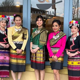 Thai tradition dancing at May thai kitchen