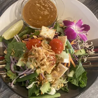 Thai salad with peanut Sauce