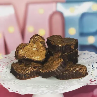 a plate of brownies