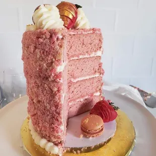 Strawberry crunch cheesecake cake
