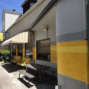 the outside of the restaurant