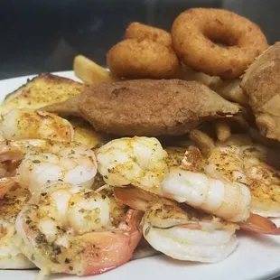 Broiled Jumbo Shrimp, Broiled Flounder, Stuffed Deviled Crabs..... AHHHHMAZING!!