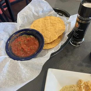 Appetizer chips and salsa