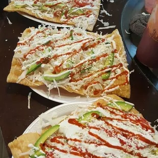 Chicharon preparado con Cueritos repollo jitomate crema aguacate y salsa