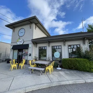 the outside of the restaurant