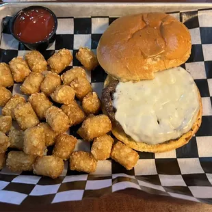 Provolone cheeseburger with tater tots