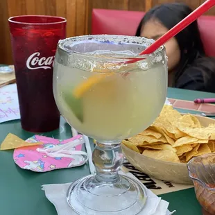 a margarita and chips