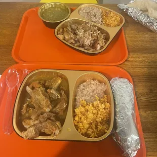 Costilla de puerco en salsa verde con arroz y frijoles Carnitas con arroz y frijoles