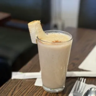 Banana Date Shake (10/10 SO GOOD)