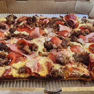 Pan ham, pepperoni and sausage