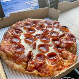 Small hand tossed pepperoni.  Excellent pie.