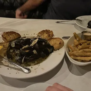 Mussels and zucchini fries