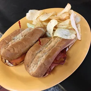 Toasted sandwich w/ chips