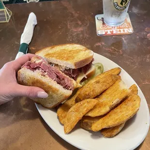 Corn beef reuben with potato wedges