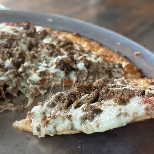 Cauliflower GF crust with ground beef, mozzarella cheese and both red sauce and Alfredo sauce.