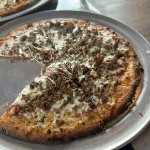 Cauliflower GF crust with ground beef, mozzarella cheese and both red sauce and Alfredo sauce.