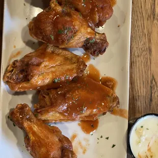 Hit garlic wings