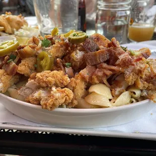 Mac n cheese w chicken, bacon, jalapeño and tomato