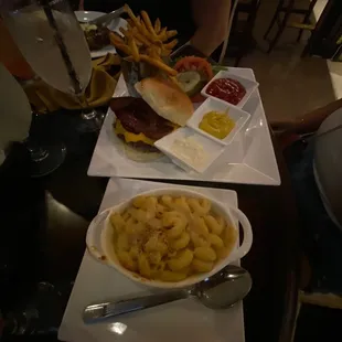 Mac &amp; Cheese, Burger with Fries