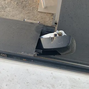 Awning idler with broken shaft