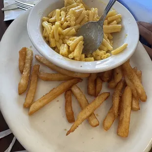 Kids Kraft Mac &amp; Cheese w/ Fries