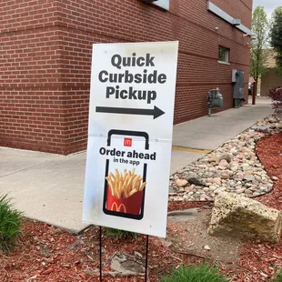a quick curbside pickup sign