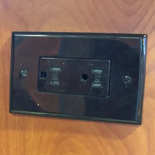 Outlets to charge your cell phones while you eat.