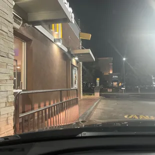 the front of a restaurant at night