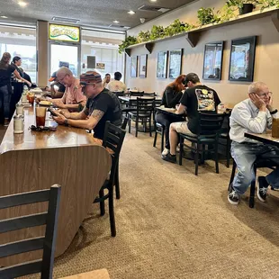 I&apos;ts a small restaurant, clean and the servers are fast and friendly. The food is great.