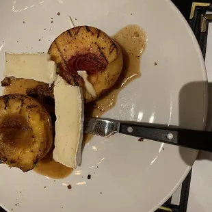 Grilled Peaches and Brie
