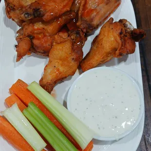 Mild Buffalo chicken wings, ranch dressing.