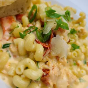 a plate of macaroni and cheese