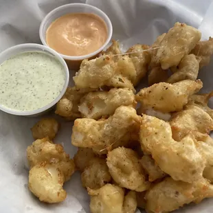 Cheese curds with spicy dip and a pesto ranch