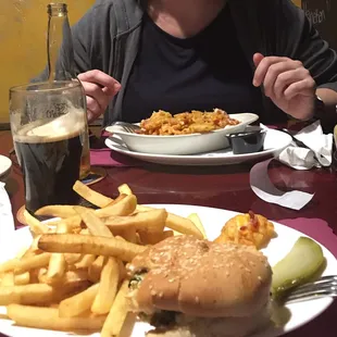 Spinatburger und überbackene Pommes