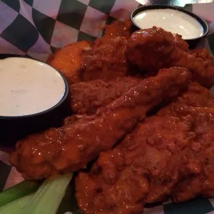 Becoming a pet peve when restaurants call these boneless chicken wings. Buffalo sauce with bleu cheese. Tough and dry = 3
