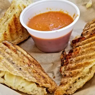 Get this! Yumdillyumptious mac &amp; cheese dippers with a shot of tomato soup