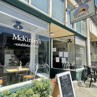 the outside of the restaurant