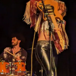 Little bit of Hendrix guitar slingin