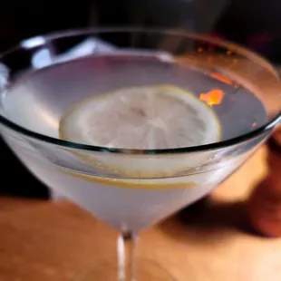 a martini with a slice of lemon