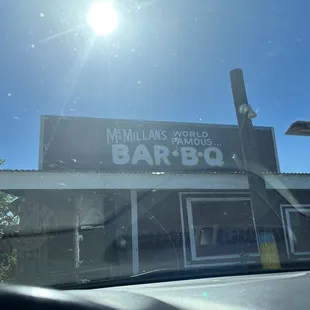 the outside of a barbeque restaurant