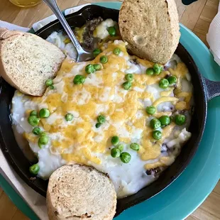 Shepherds pie w| slices of French bread and butter.